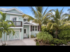 AMI/Holmes Beach - 3/2 Home - Private Heated Pool and Yard - walk to beach